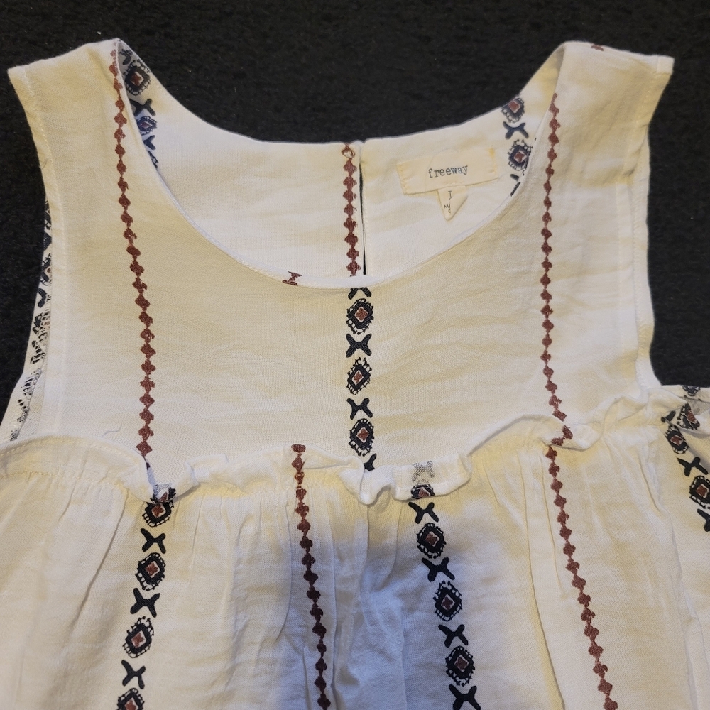 Freeway Cold Shoulder Top - Picture 4 of 9